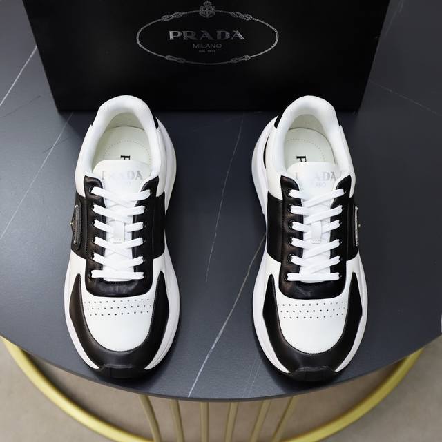 出厂价： 顶级原单 品牌：Prada 普拉达 标准码：男码38 44 45可以定做 等级：官网同款 材料：原版牛皮 牛皮内里 原版发泡耐磨柔软大底 款式类别：休